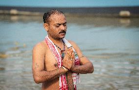 Tarpan Ritual During Mahalaya Prayers In India