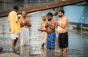 Tarpan Ritual During Mahalaya Prayers In India