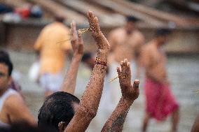 Tarpan Ritual During Mahalaya Prayers In India