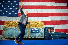 Walz Campaigns In York - Pennsylvania