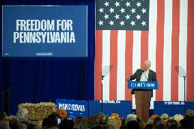 Walz Campaigns In York - Pennsylvania