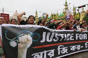 Junior Doctors Take Out Protest March Over Rape Murder - India