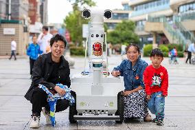 5G Robot Police Patrol in Zhoushan