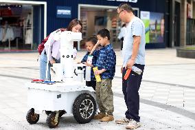 5G Robot Police Patrol in Zhoushan