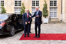 PM Barnier Receives Armenia Counterpart - Paris