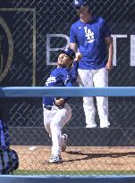 Baseball: Yamamoto practices for NL Division Series