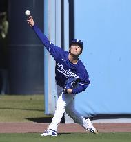 Baseball: Yamamoto practices for NL Division Series