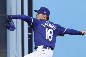 Baseball: Yamamoto practices for NL Division Series