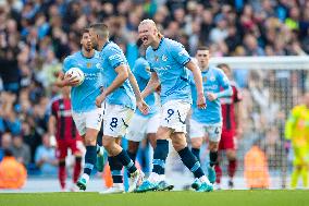 Manchester City FC v Fulham FC - Premier League