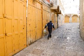 General strike in Hebron to protest Israeli air raid on Tulkarem refugee camp