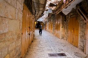 General strike in Hebron to protest Israeli air raid on Tulkarem refugee camp