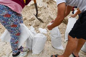 Residents Of Orange County, Florida, Are Collecting Sandbags