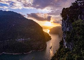 Xiling Gorge Sunrise