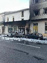 Four Police Cars Set On Fire In Front Of Cavaillon Police Station - Vaucluse