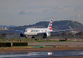 American Airlines Boeing 787 Dreamliner landing in Barcelona