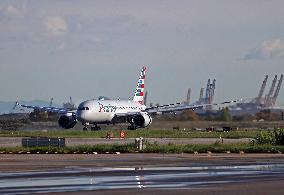 American Airlines Boeing 787 Dreamliner landing in Barcelona