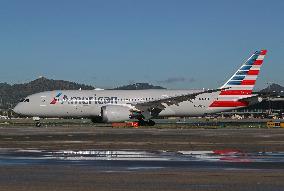 American Airlines Boeing 787 Dreamliner landing in Barcelona