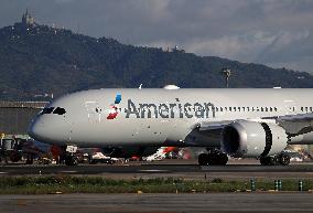 American Airlines Boeing 787 Dreamliner landing in Barcelona