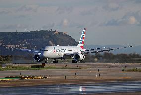 American Airlines Boeing 787 Dreamliner landing in Barcelona