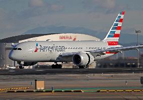 American Airlines Boeing 787 Dreamliner landing in Barcelona