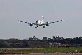 American Airlines Boeing 787 Dreamliner landing in Barcelona