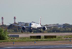 American Airlines Boeing 787 Dreamliner landing in Barcelona