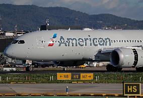 American Airlines Boeing 787 Dreamliner landing in Barcelona