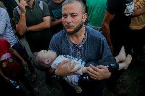 Palestinians Mourn Dead Relatives - Gaza