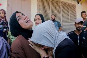 Palestinians Mourn Dead Relatives - Gaza