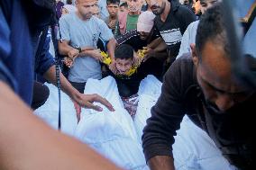 Palestinians Mourn Dead Relatives - Gaza