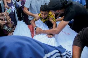 Palestinians Mourn Dead Relatives - Gaza