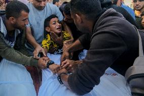 Palestinians Mourn Dead Relatives - Gaza