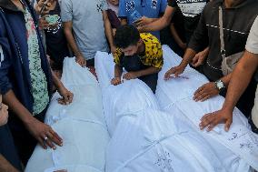 Palestinians Mourn Dead Relatives - Gaza