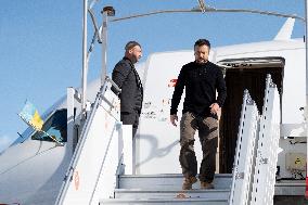 Volodymyr Zelensky welcomeed by Sebastien Lecornu at Orly Airport