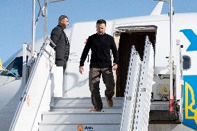 Volodymyr Zelensky welcomeed by Sebastien Lecornu at Orly Airport