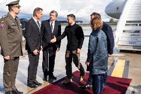 Volodymyr Zelensky welcomeed by Sebastien Lecornu at Orly Airport