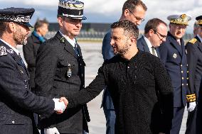 Volodymyr Zelensky welcomeed by Sebastien Lecornu at Orly Airport