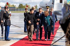 Volodymyr Zelensky welcomeed by Sebastien Lecornu at Orly Airport