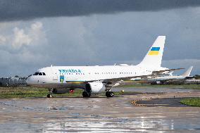 Volodymyr Zelensky welcomeed by Sebastien Lecornu at Orly Airport