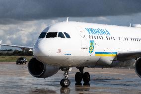 Volodymyr Zelensky welcomeed by Sebastien Lecornu at Orly Airport