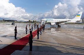 Volodymyr Zelensky welcomeed by Sebastien Lecornu at Orly Airport