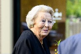 Princess Beatrix Attends 'Queens by Andy Warhol' Exhibition - Apeldoorn