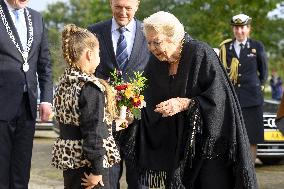 Princess Beatrix Attends 'Queens by Andy Warhol' Exhibition - Apeldoorn