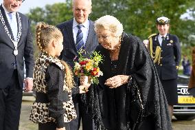 Princess Beatrix Attends 'Queens by Andy Warhol' Exhibition - Apeldoorn