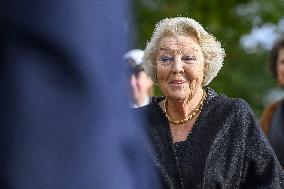 Princess Beatrix Attends 'Queens by Andy Warhol' Exhibition - Apeldoorn