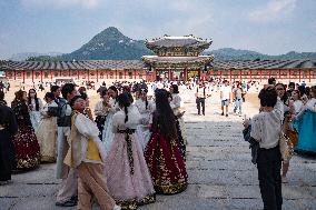 Sejong Institute Excellent Students Enjoy Gyeongbokgung In Hanbok During Invitational Training