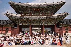 Sejong Institute Excellent Students Enjoy Gyeongbokgung In Hanbok During Invitational Training