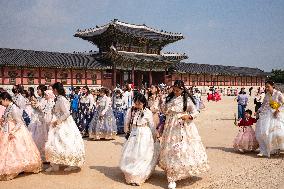 Sejong Institute Excellent Students Enjoy Gyeongbokgung In Hanbok During Invitational Training