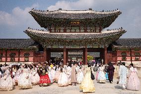 Sejong Institute Excellent Students Enjoy Gyeongbokgung In Hanbok During Invitational Training