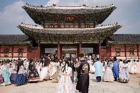 Sejong Institute Excellent Students Enjoy Gyeongbokgung In Hanbok During Invitational Training